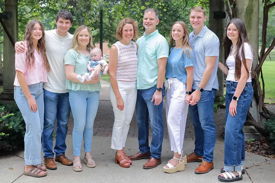 Photo of the McNight family of nine.